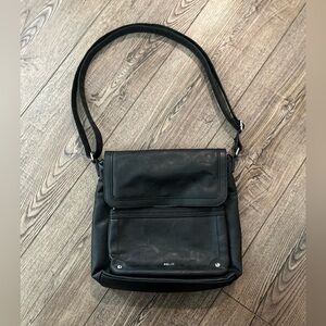Relic adjustable leather purse black